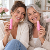 Deux femmes souriantes tenant chacune un stick baume rose Shine